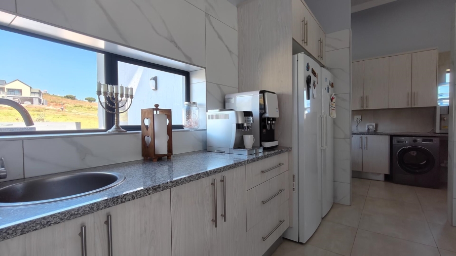 4 Bedroom Property for Sale in Outeniquasbosch Western Cape